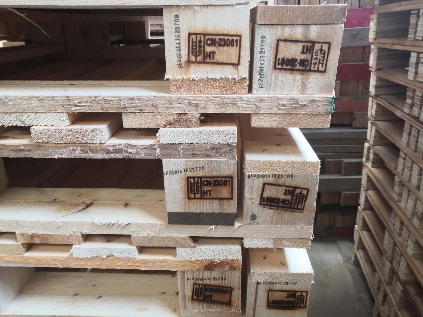 實(shí)木熏蒸托盤(pán)和歐標(biāo)托盤(pán)有啥區(qū)別?